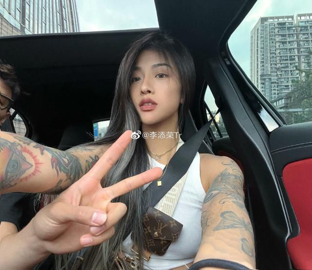 拿刷子刷美国女孩的脚底板心